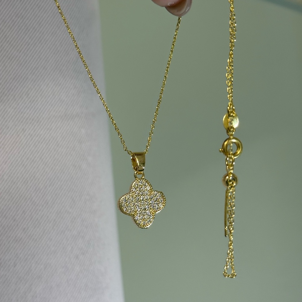 Elegant Gold Pendant Necklace